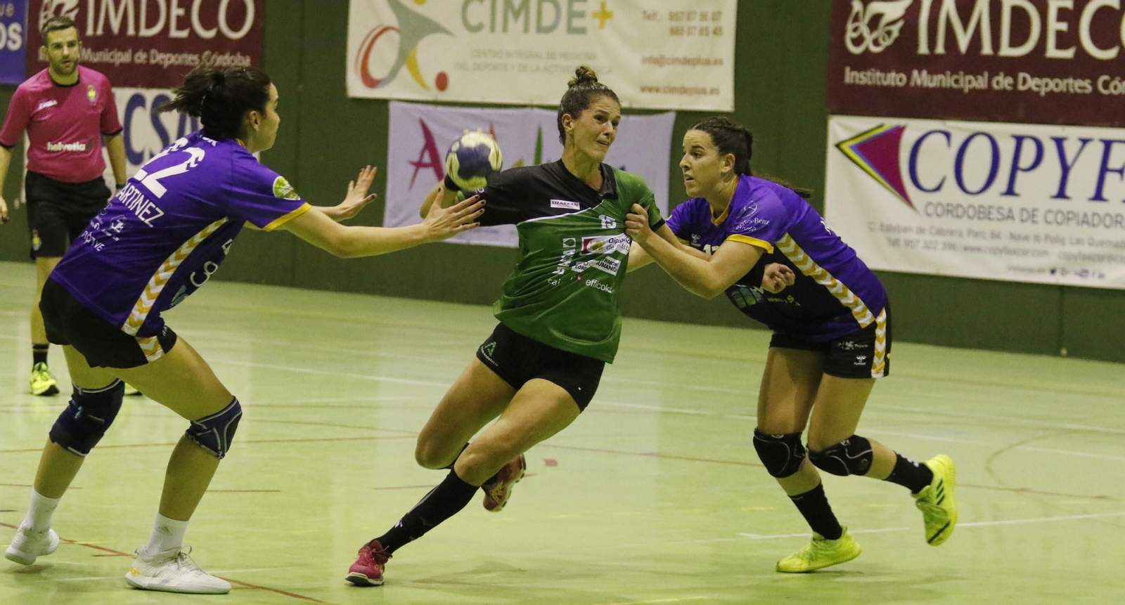 Agus López trata de zafarse de la defensa del Liberbank Gijón en el partido de Copa de la Reina.
