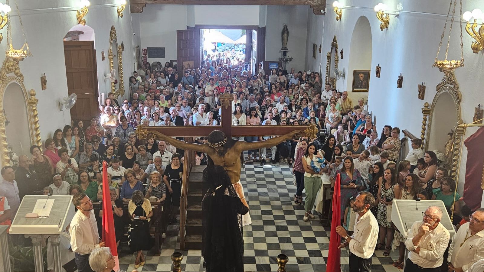 La iglesia de Bacares registró un ambiente multitudinario.