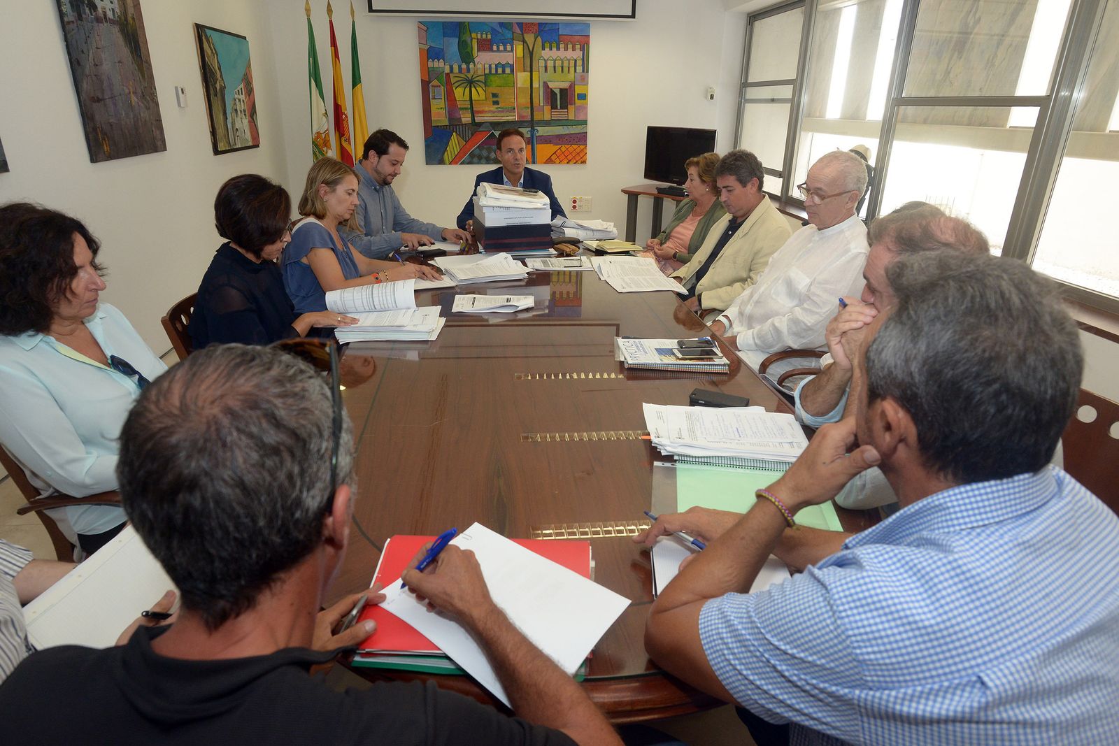 Una imagen de la reunión para ver las ofertas para el contrato de limpieza.