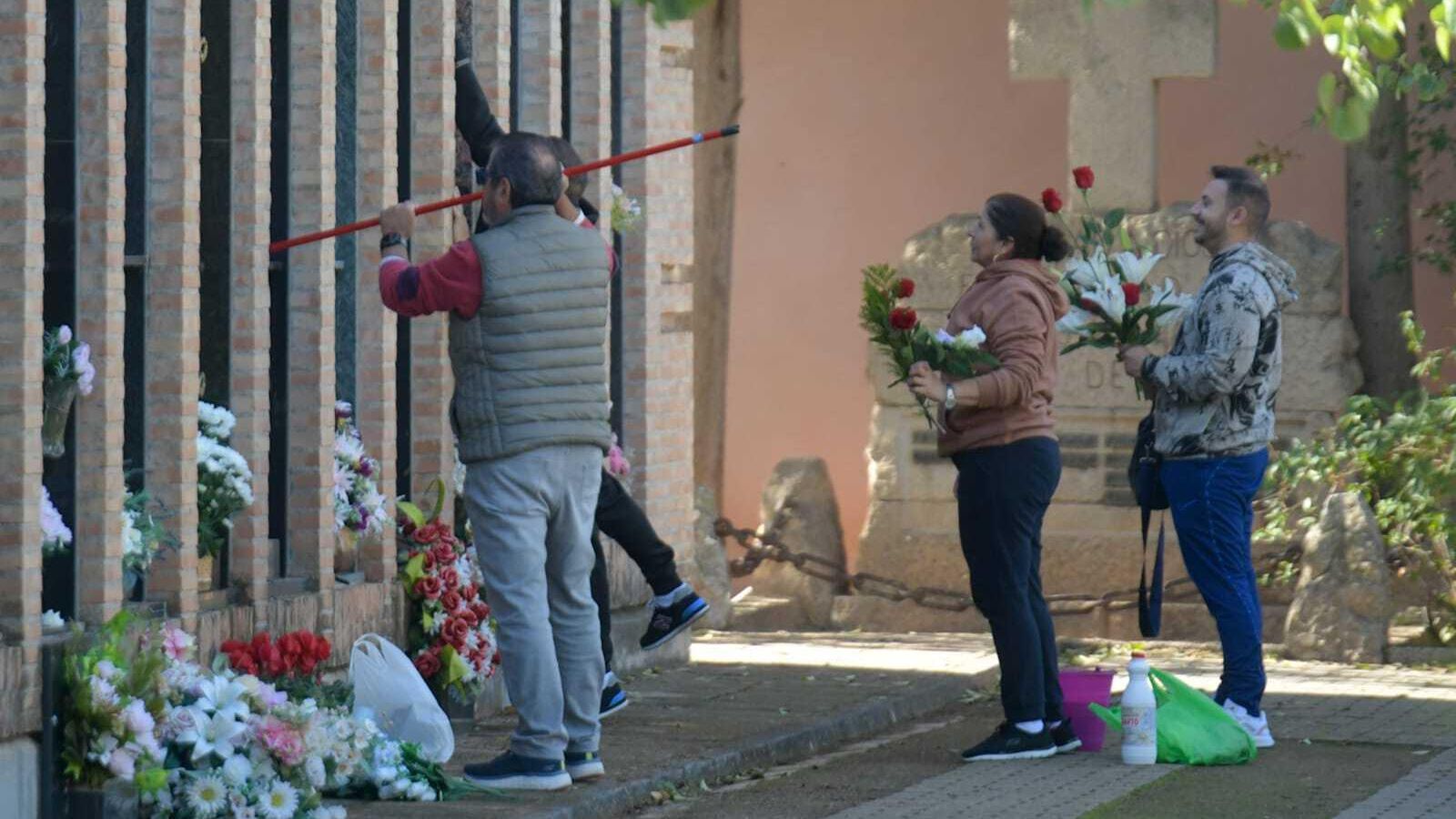 Hay que limpiar las tumbas y colocarles nuevas flores.