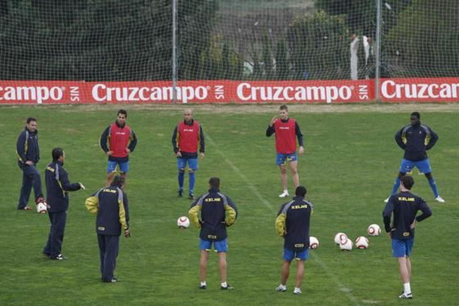 Los jugadores atienden a las instrucciones del míster. 

Foto: Borja Benjumeda