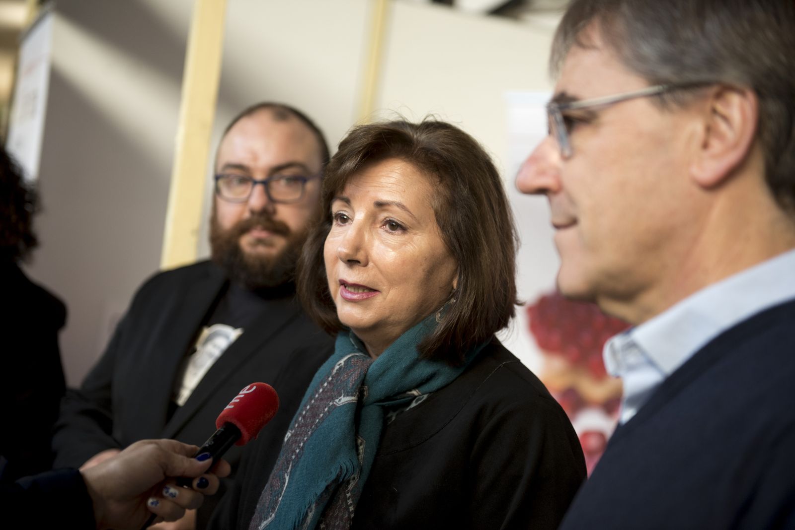 Carmen Carrión, decana de la Facultad de Ciencias, junto a Óscar Huertas y Antxon Alberdi.