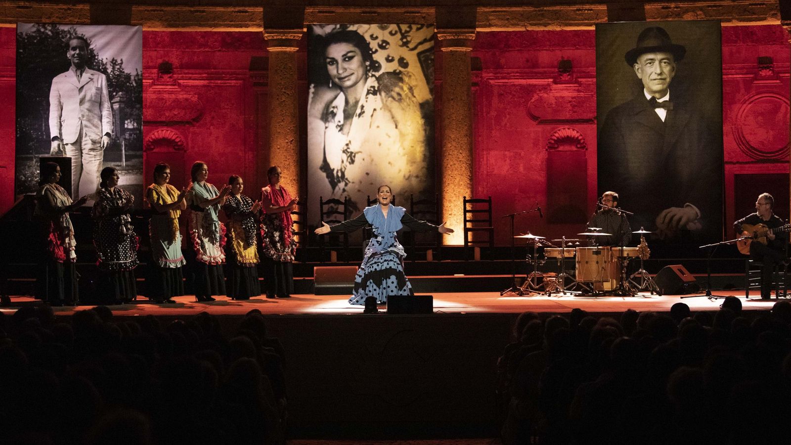 Una sinfonía de colores inundó el Carlos V.