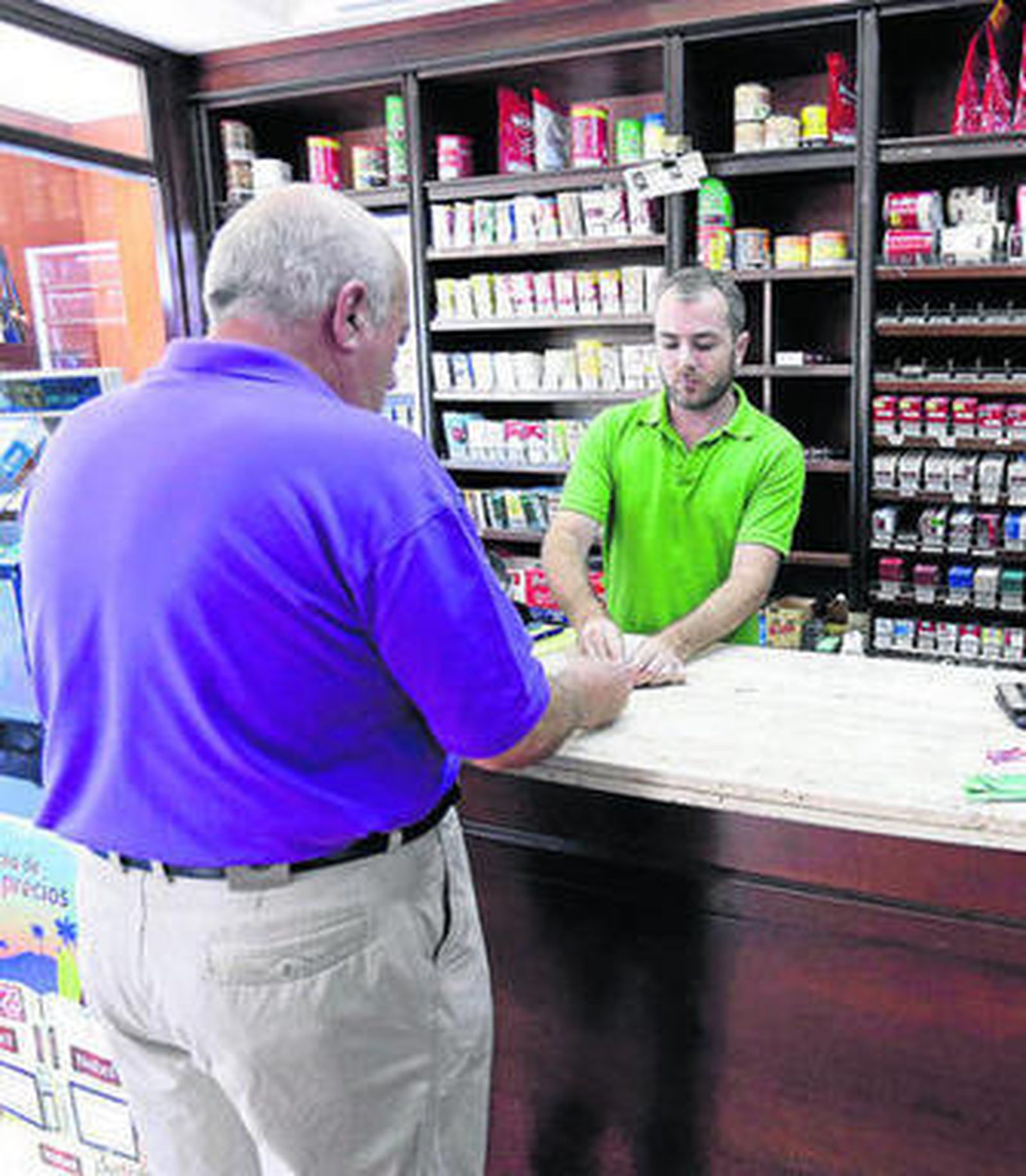 El encargado, atendiendo a un cliente tras reponer la mercancía robada.