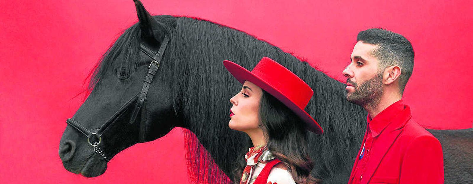 El delegado Francisco Camas (c), junto a Daniel Quiñones (d) y Miki Gutiérrez ayer tras la presentación del festival en los Claustros de Santo Domingo.