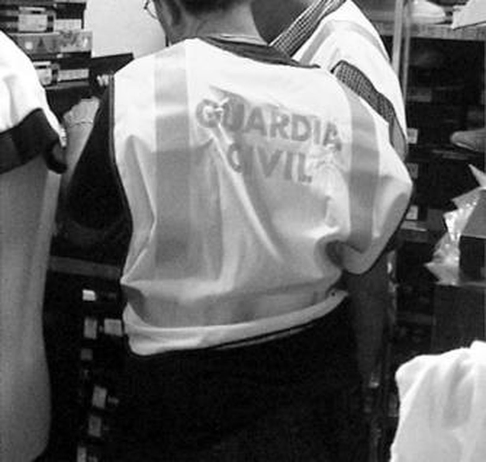 Guardias civiles durante un registro domiciliario en Barbate en la Operación Estela.