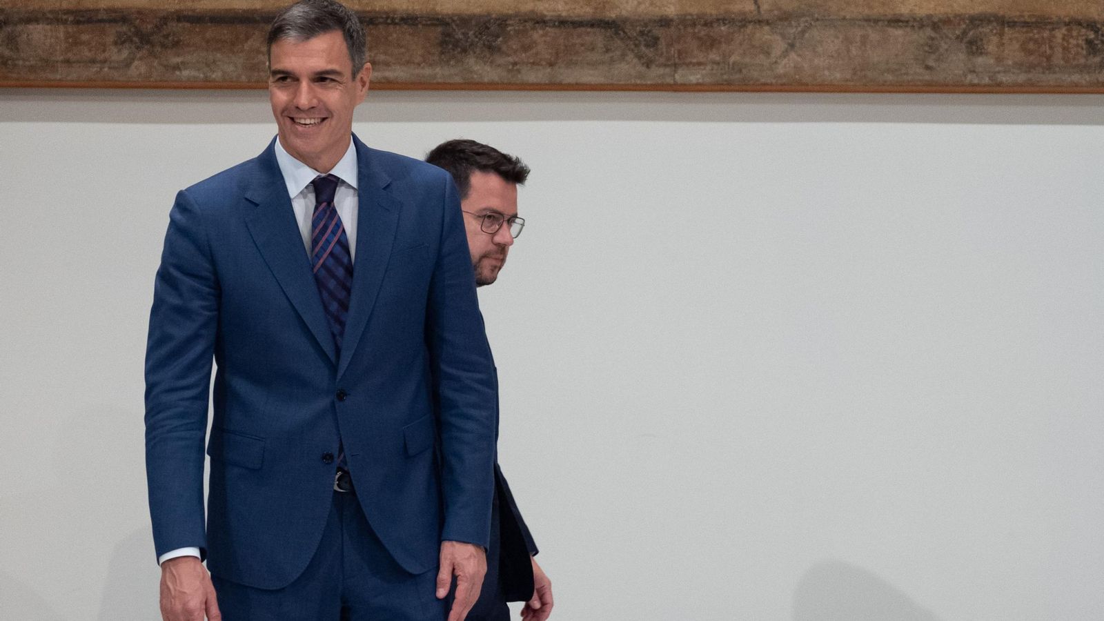 Pedro Sánchez con Pere Aragonès a su espalda, este miércoles en Barcelona. Pedro Sánchez con Pere Aragonès a su espalda, este miércoles en Barcelona.