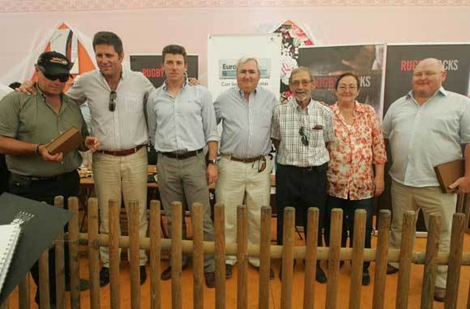 En la imagen los promotores del proyecto 'Rugby Rocks', y entre ellos los galardonados, junto a los concejales Carmen Mayordomo y Julio Martínez Fírvida  Foto: J.M.Q.