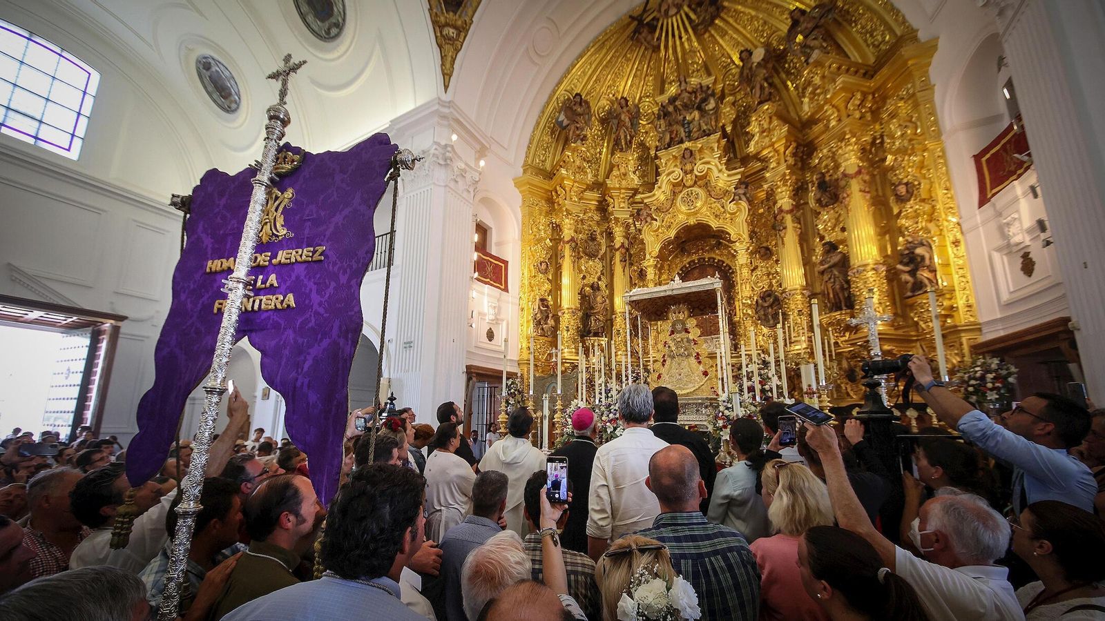 La Hermandad de Jerez, ante la Blanca Paloma.