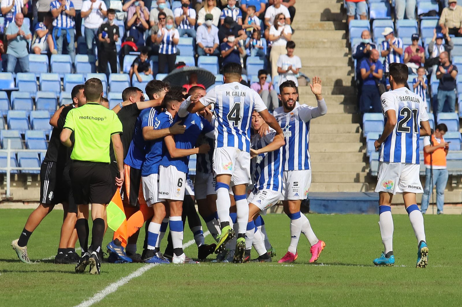 Los jugadores del Recreativo celebran un gol en el Nuevo Colombino.
