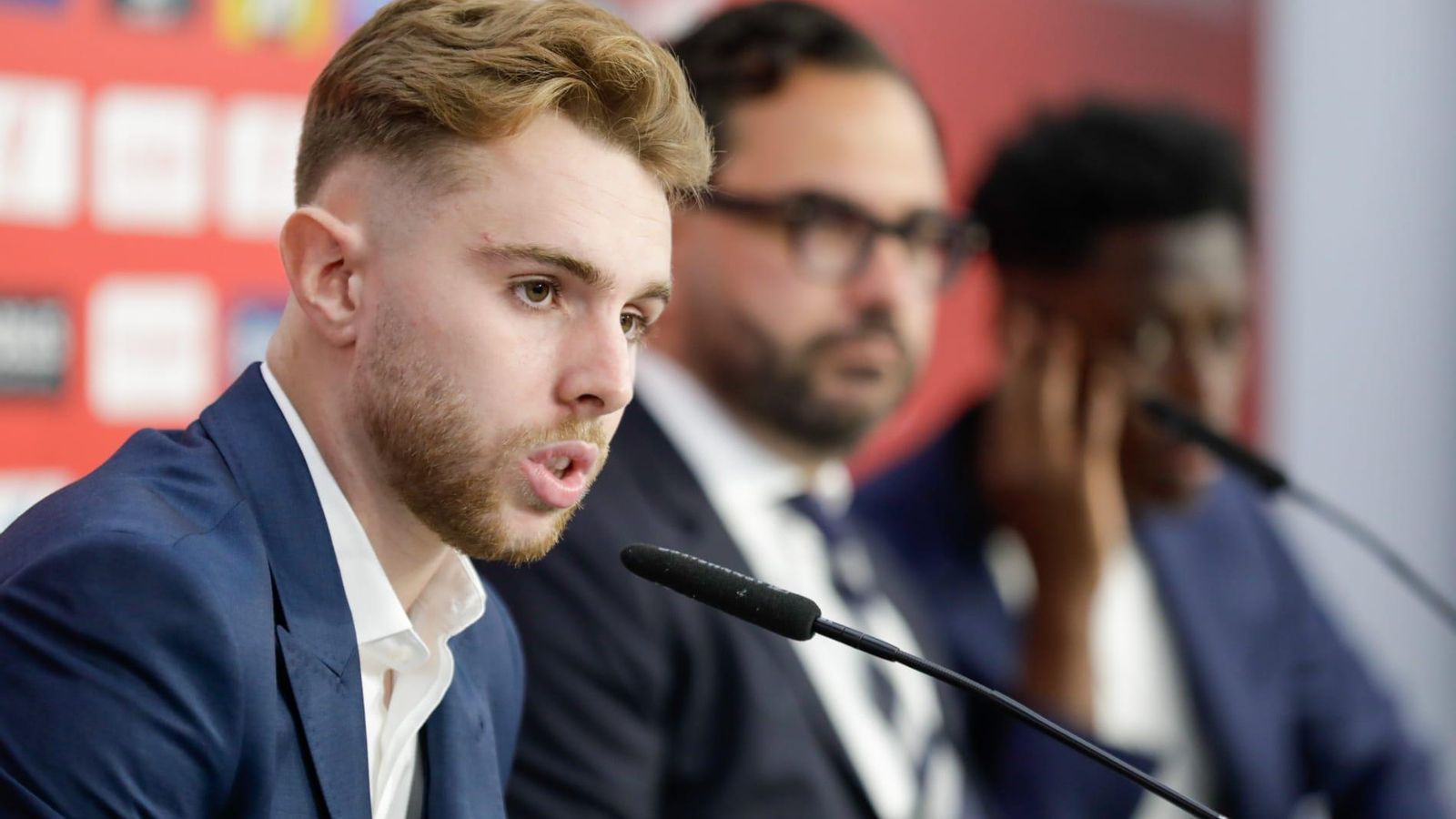 Peque en primer plano durante su presentación y la de Lokonga como nuevos jugadores del Sevilla.