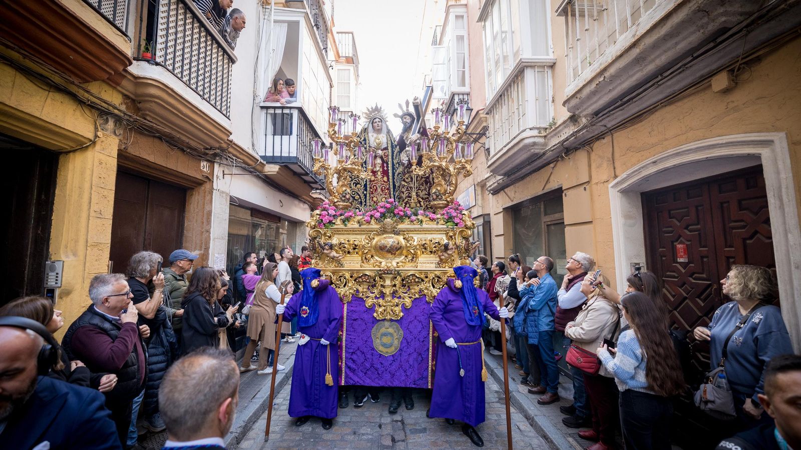 Imágenes de la salida de Afligidos en la Semana Santa de Cádiz 2025