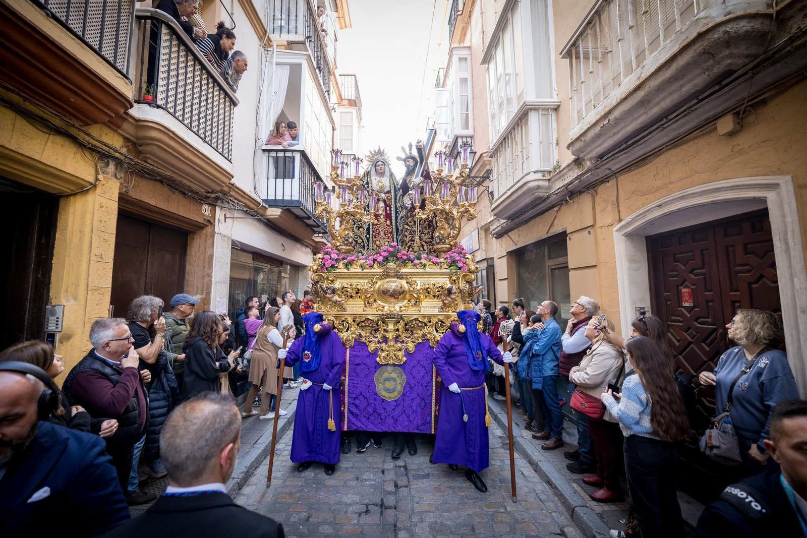Imágenes de la salida de Afligidos en la Semana Santa de Cádiz 2025
