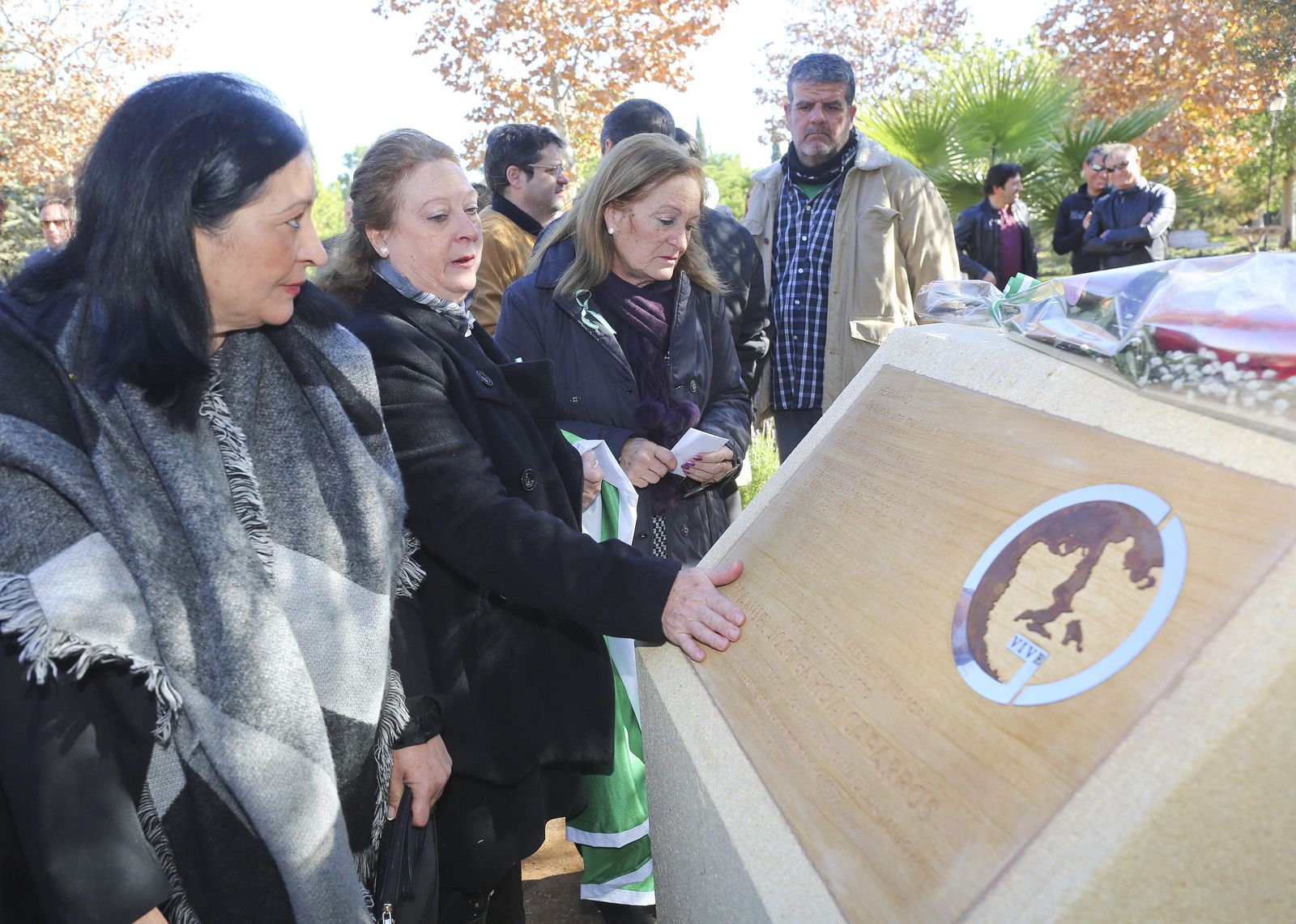 Las tres hermanas de García Caparrós junto a su placa en el Jardín de los Recuerdos.