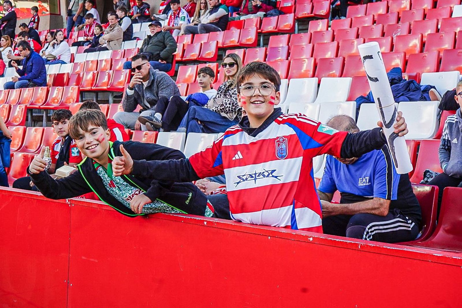 Encuéntrate en el recibimiento al Granada y en la grada de Los Cármenes