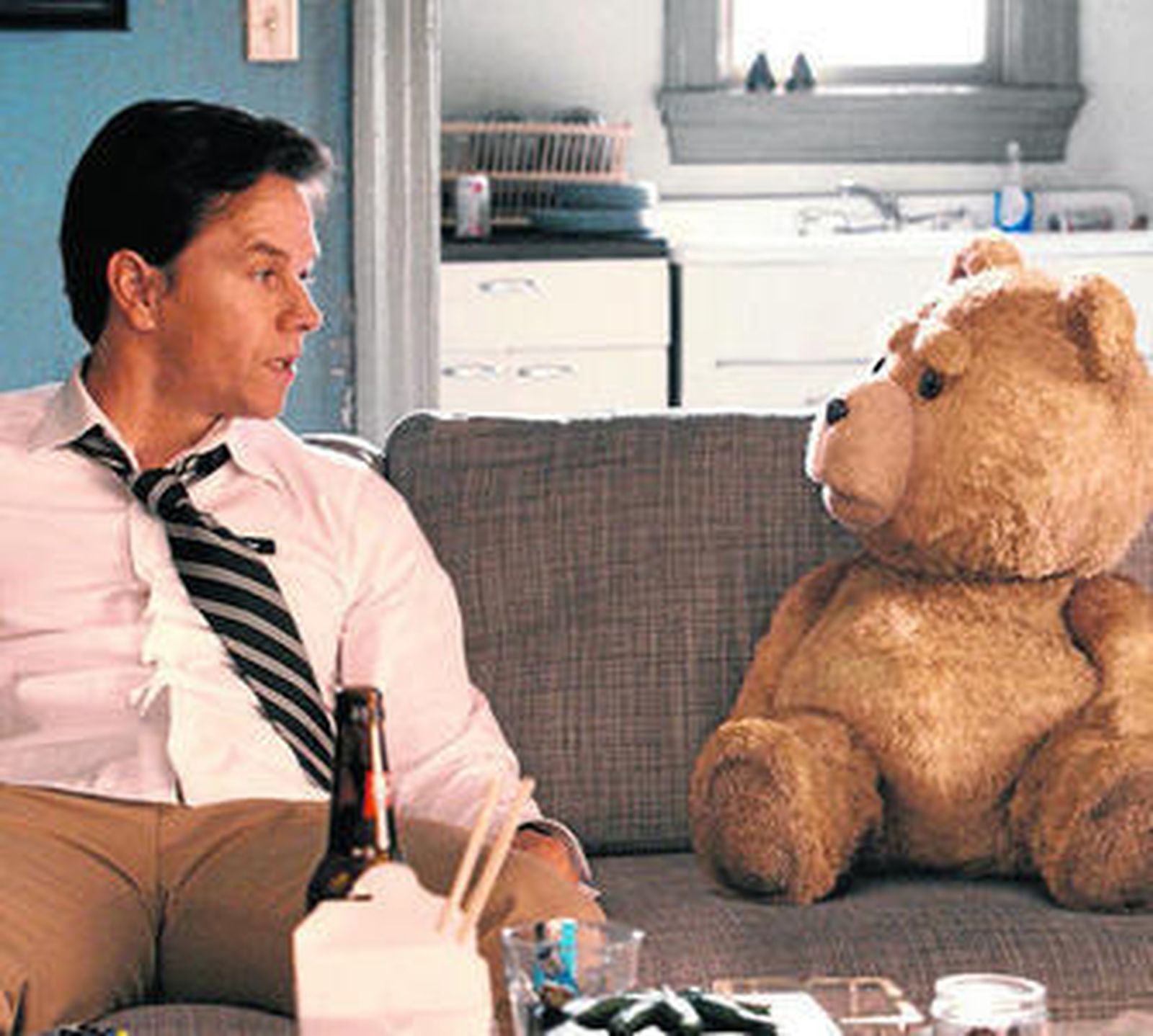 Mark Wahlberg, acompañado del oso de peluche que coprotagoniza la película de Seth MacFarlane.