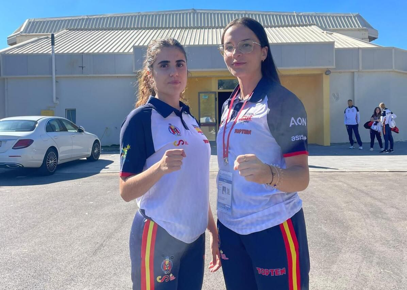 Las dos almerienses equipadas con la ropa de la selección española durante su estancia en tierras croatas.