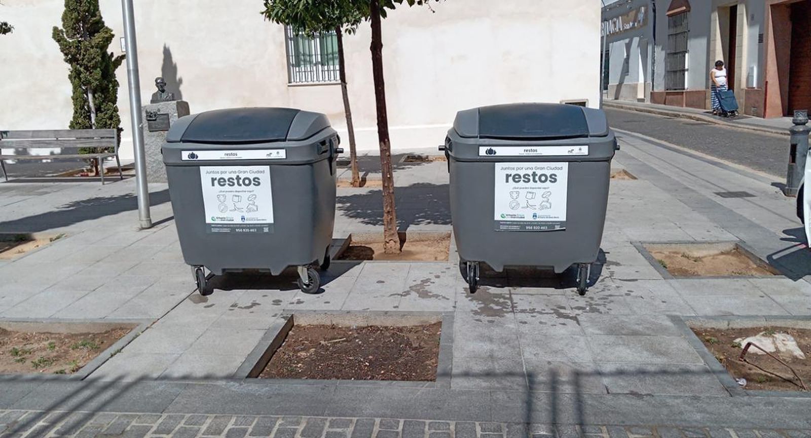 Dos de los nuevos contenedores de basuras instalados en el centro de la ciudad.