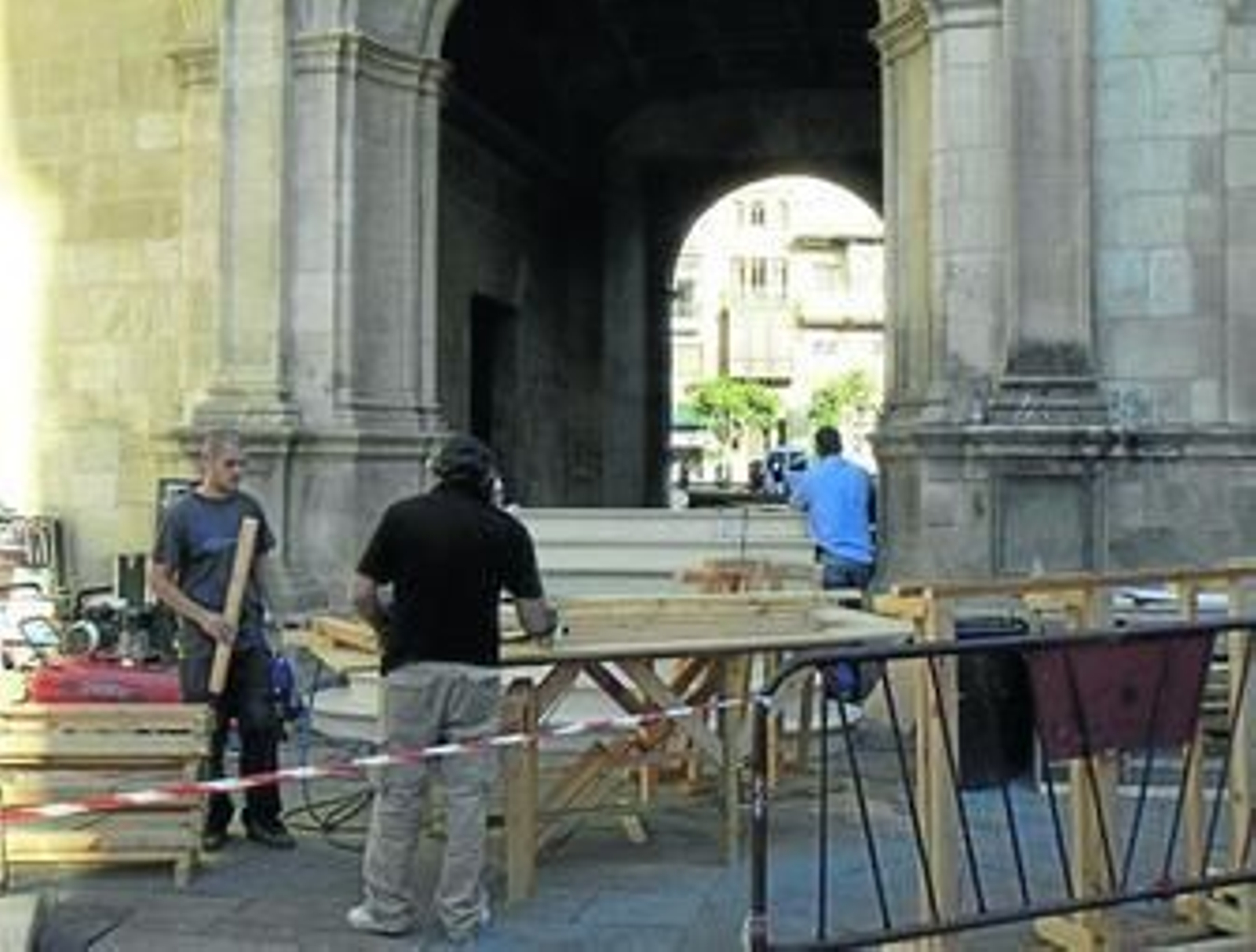 Varios operarios trabajan ayer en la creación de la localización del rodaje de 'Knight & Day'.