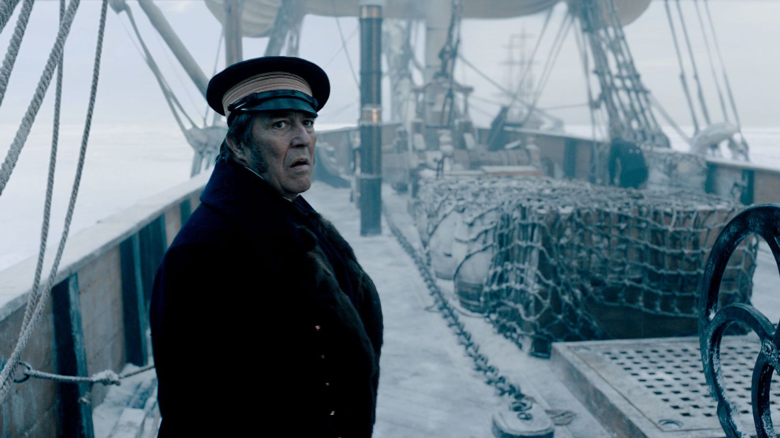 El actor norirlandés Ciarán Hinds, capitán del Erebus, en una escena de la serie 'The Terror'.