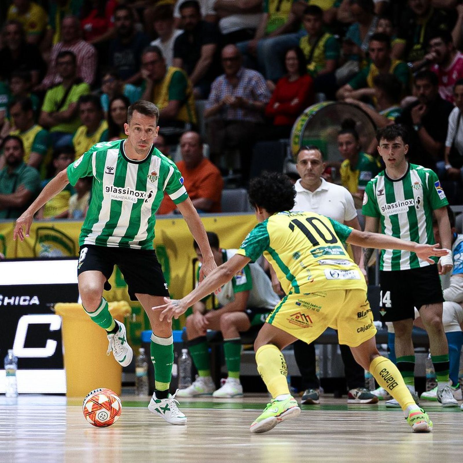 Lin encara al goleador Nem.