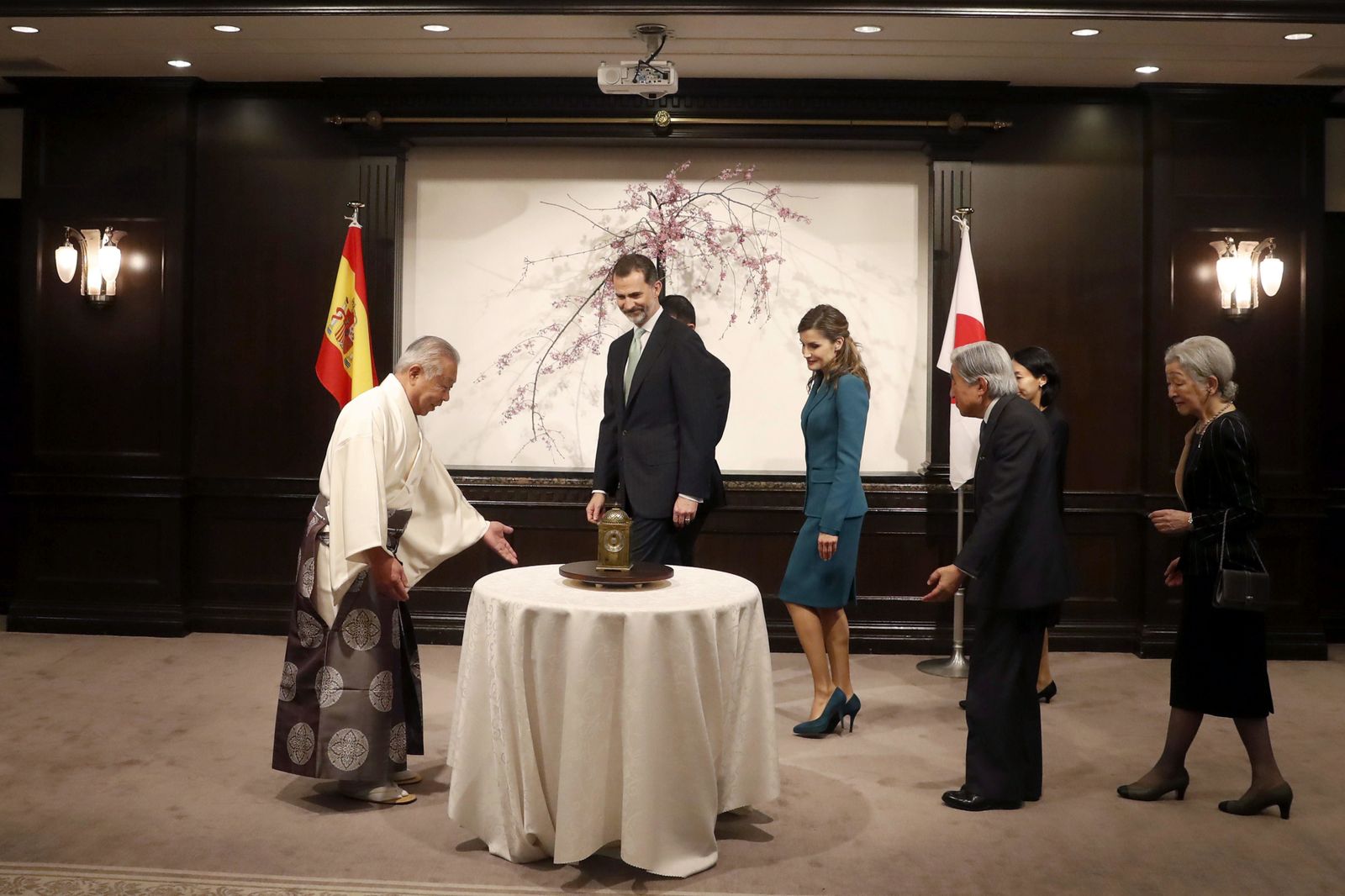 Felipe VI,  ante un reloj de Felipe III