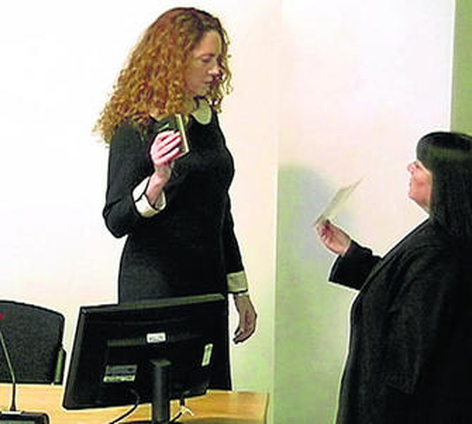 Rebekah Brooks toma juramento antes de empezar su declaración.