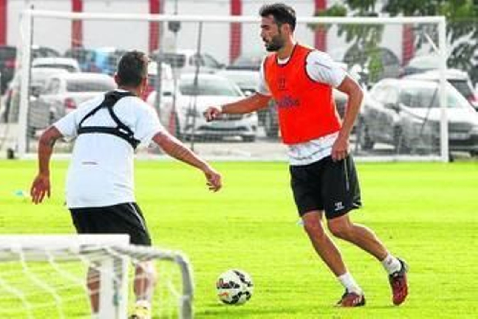 Iborra encara a Diogo Figueiras en un entrenamiento.