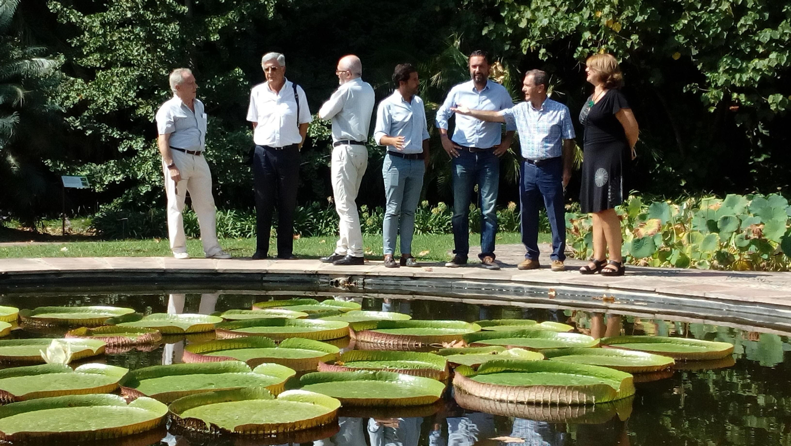 El concejal de Medio Ambiente de Málaga, Raúl Jiménez, con el equipo del Parque Botánico frente al nenúfar gigante.