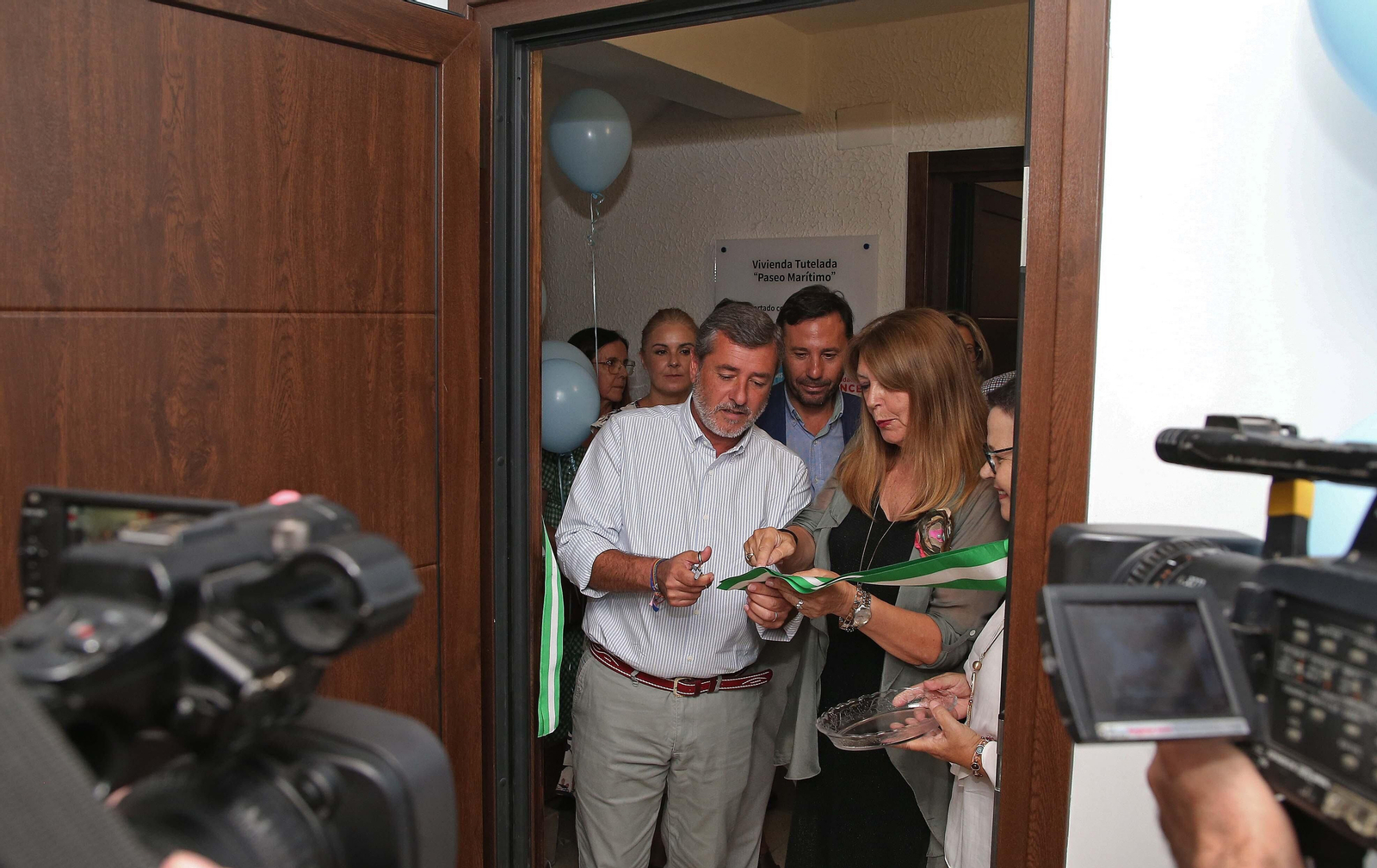 La inauguración de las nuevas viviendas tuteladas de Apadis, en imágenes