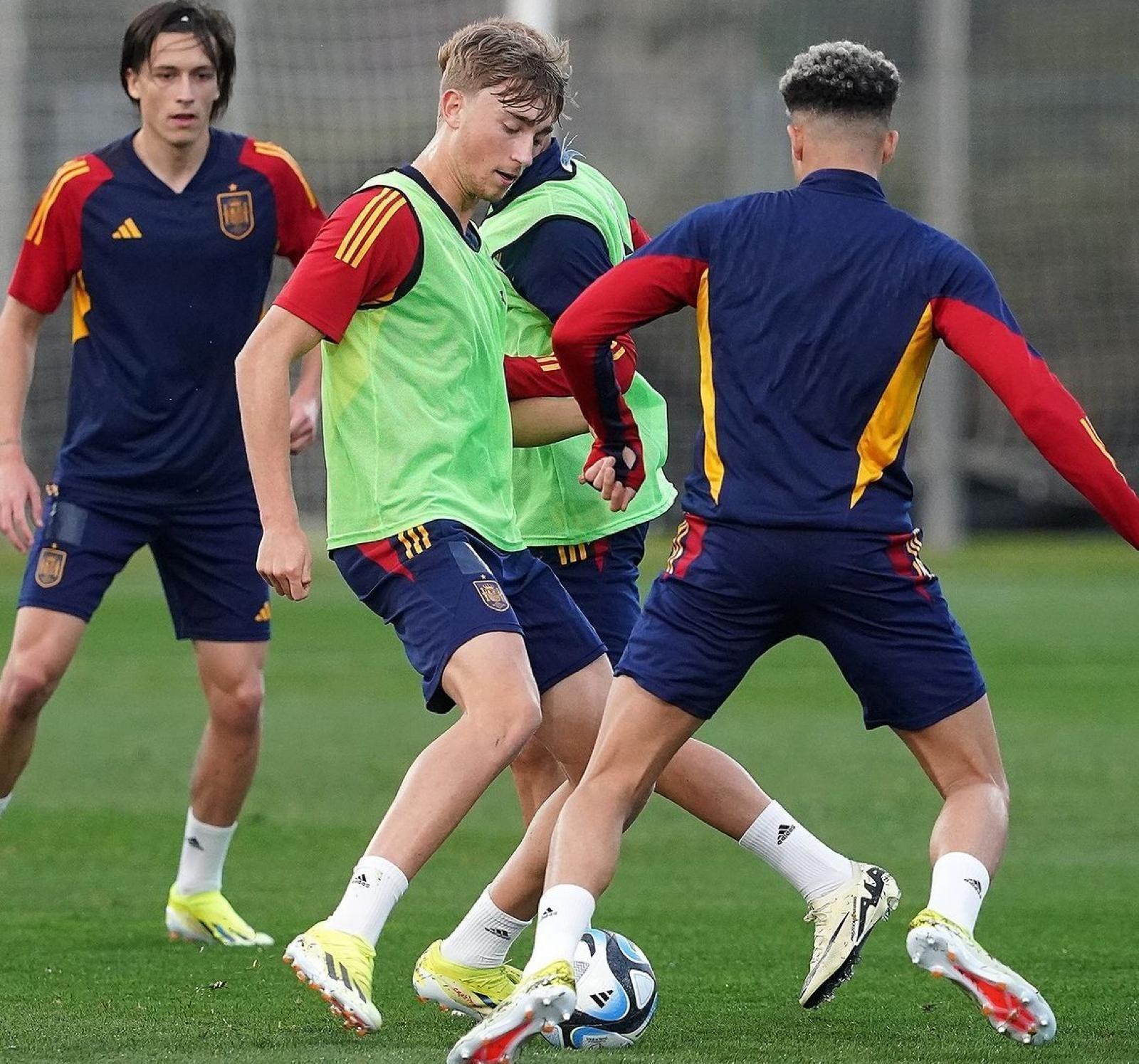 Dean Huijsen ya luce la Rojita