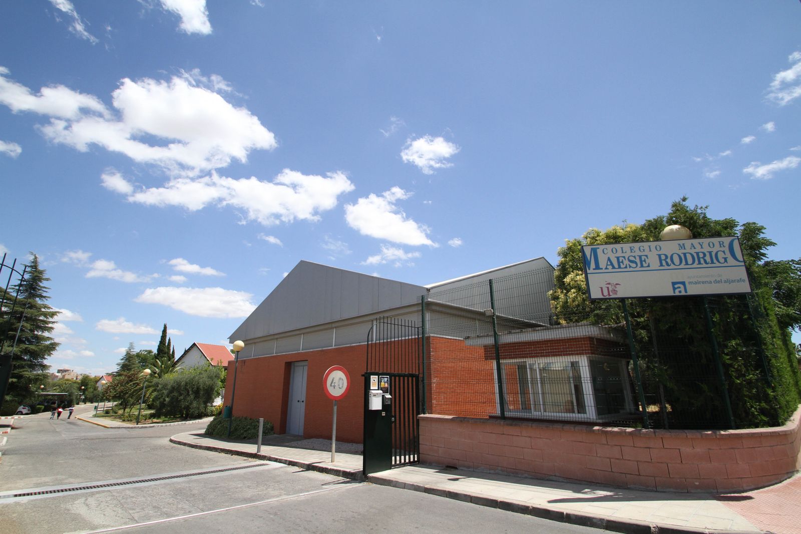 La entrada del que ha sido hasta 2014 el colegio mayor Maese Rodrigo.