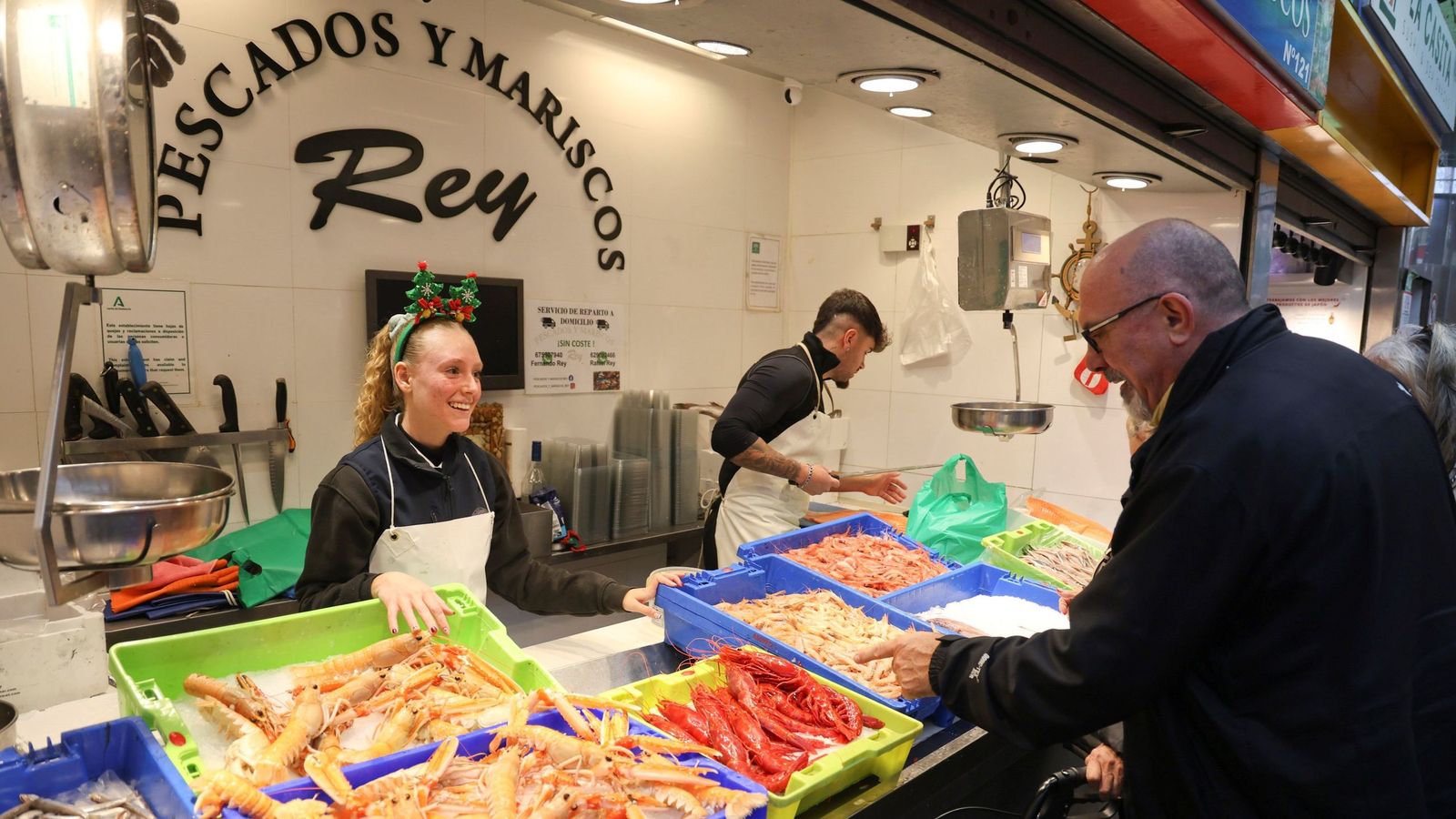 Cliente señala los carabineros en Pescados y Mariscos Rey.