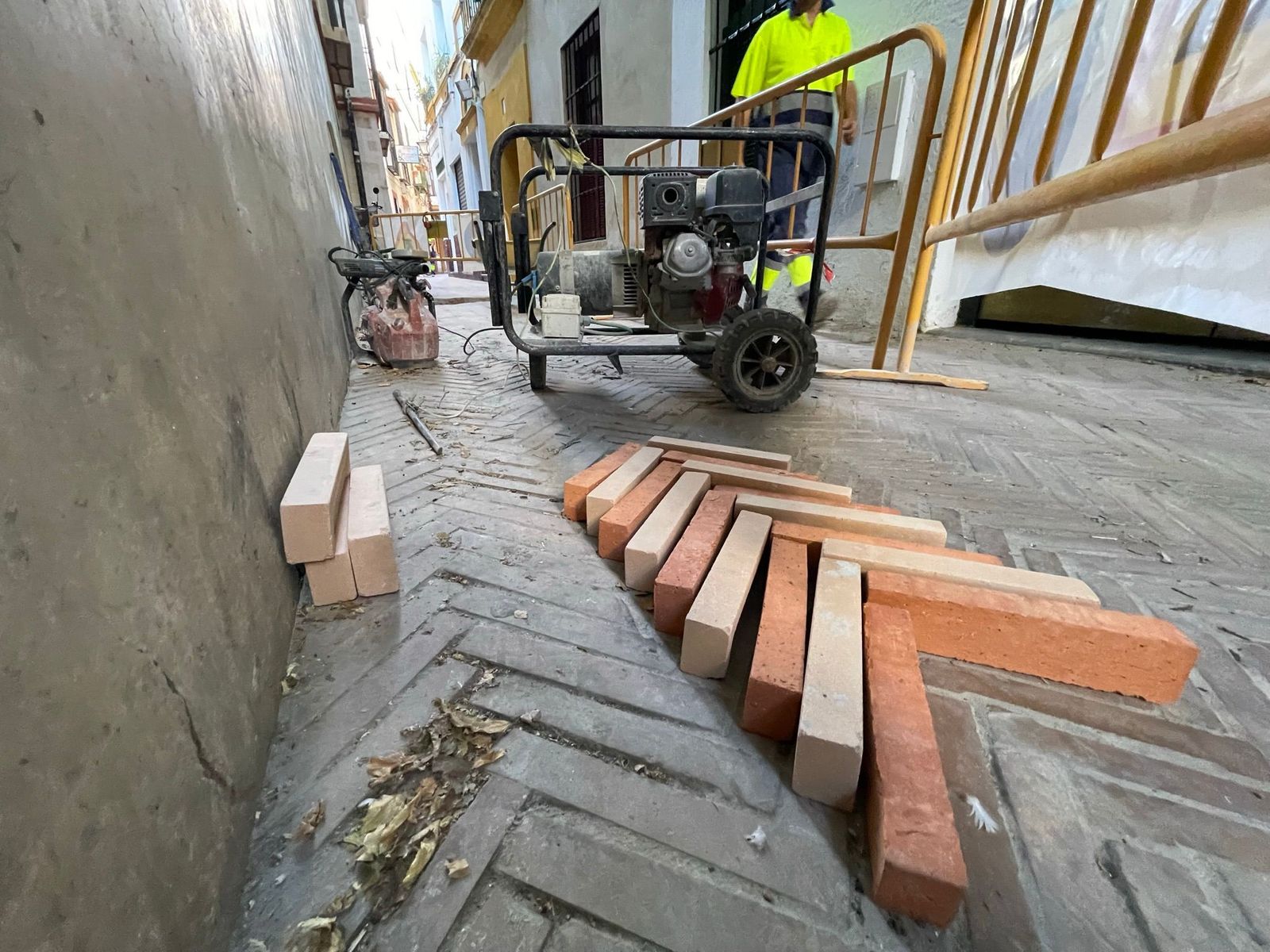 Ladrillos rojos y crema en forma de espiga antes de ser colocados.