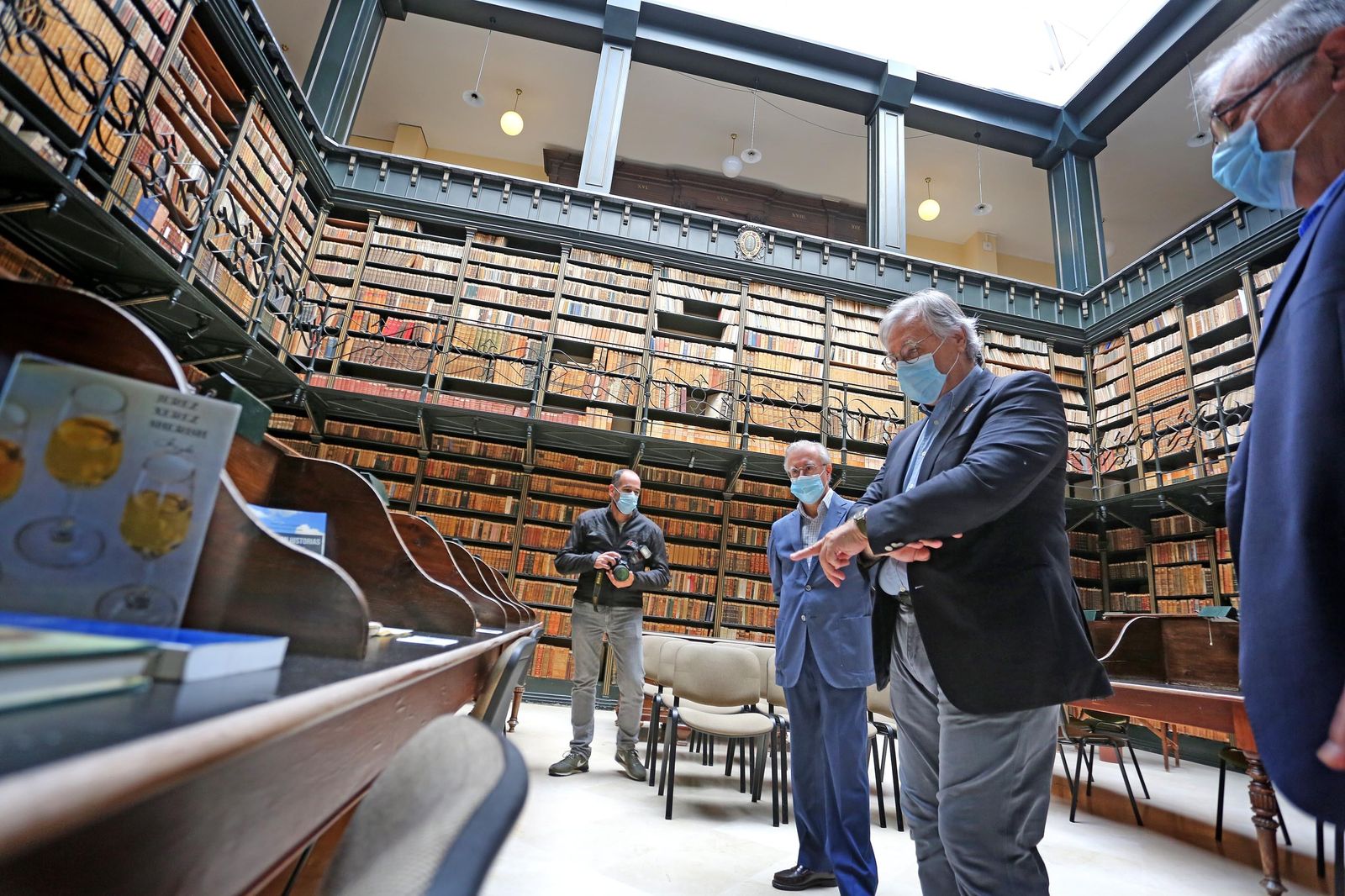 El delegado Francisco Camas, en una visita al Archivo y Biblioteca Municipal, en 2020.