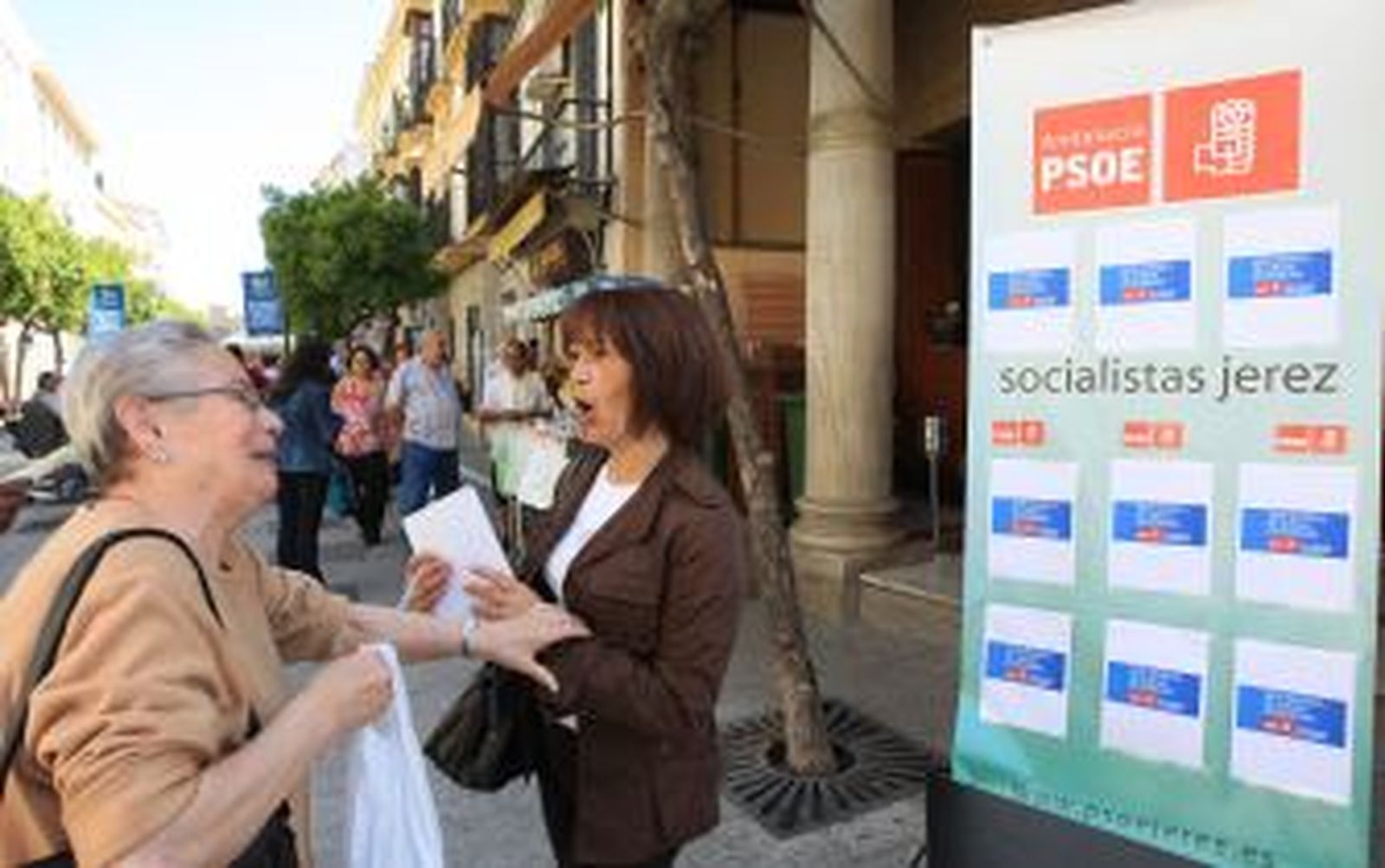 El PSOE reparte en el centro propaganda para las elecciones europeas