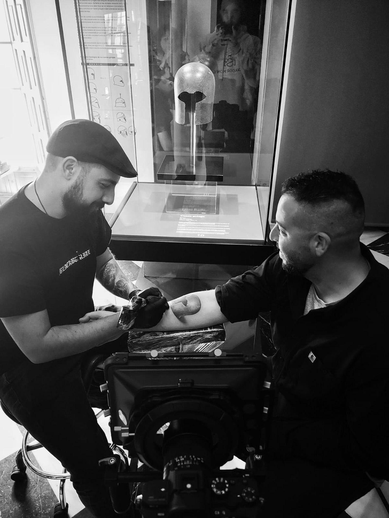 Samuel Martínez, en pleno proceso en el Museo, junto al casco.