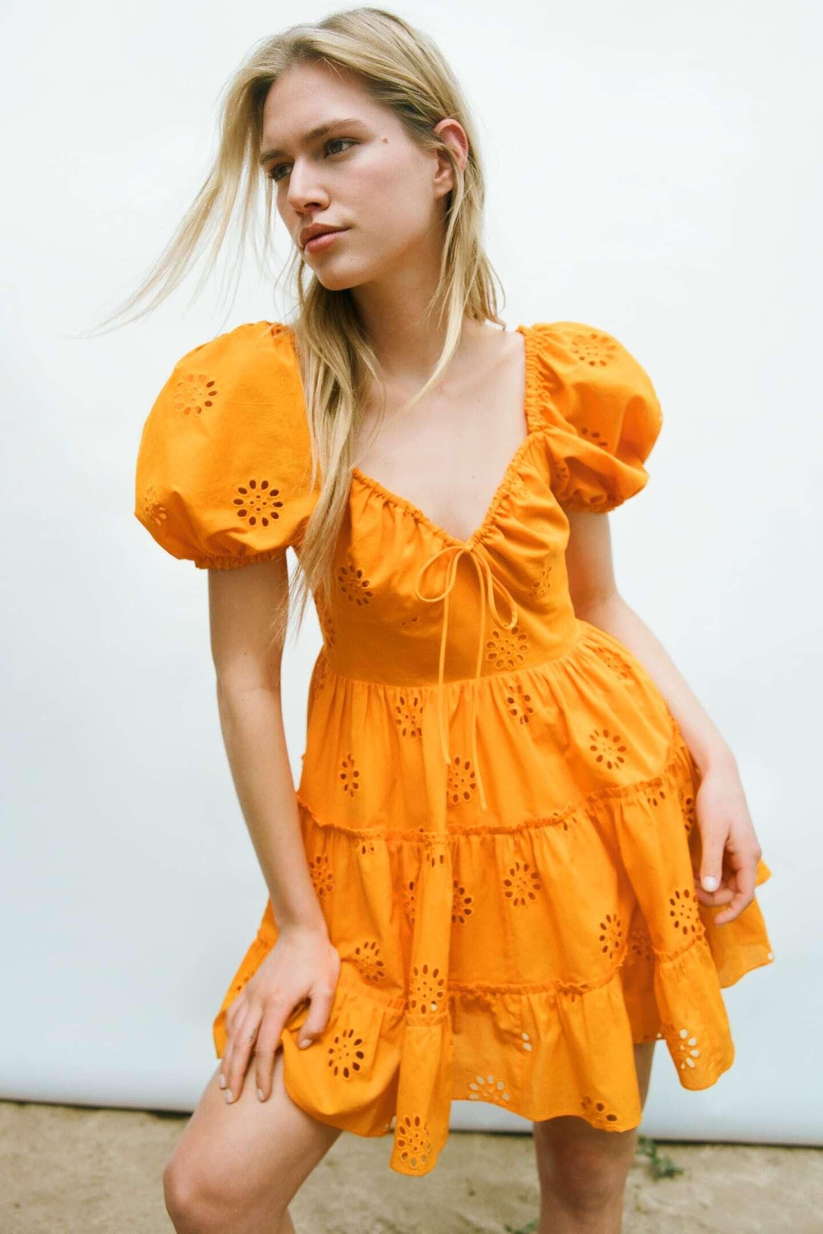 Vestido naranja mini y con mangas abullonadas de Zara. Vestido naranja mini y con mangas abullonadas de Zara.