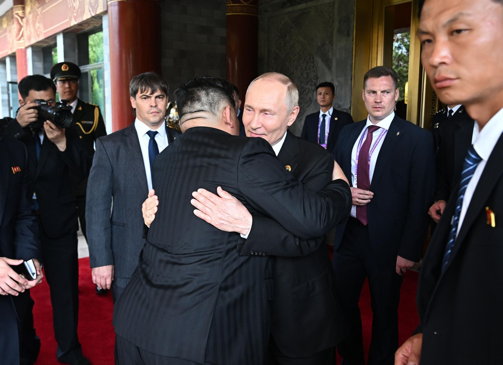 El presidente ruso, Vladimir Putin, saluda al líder de Corea del Norte, Kim Jong-un, en Pekín.