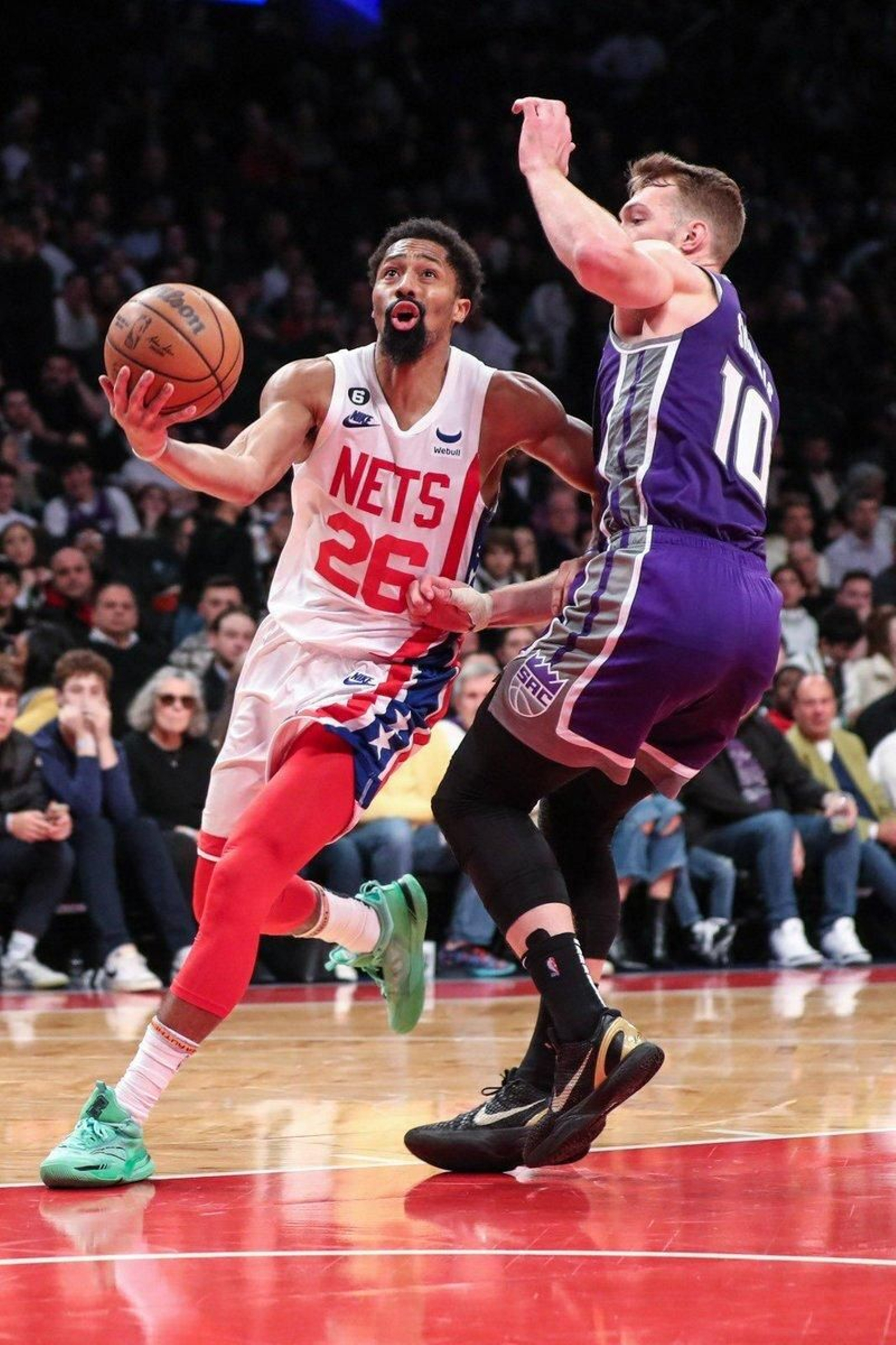 Domas Sabonis defendiendo a un rival.