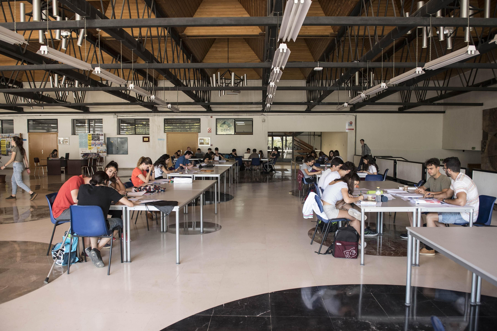 Estudiantes, en una imagen de archivo, en la Facultad de Ciencias.