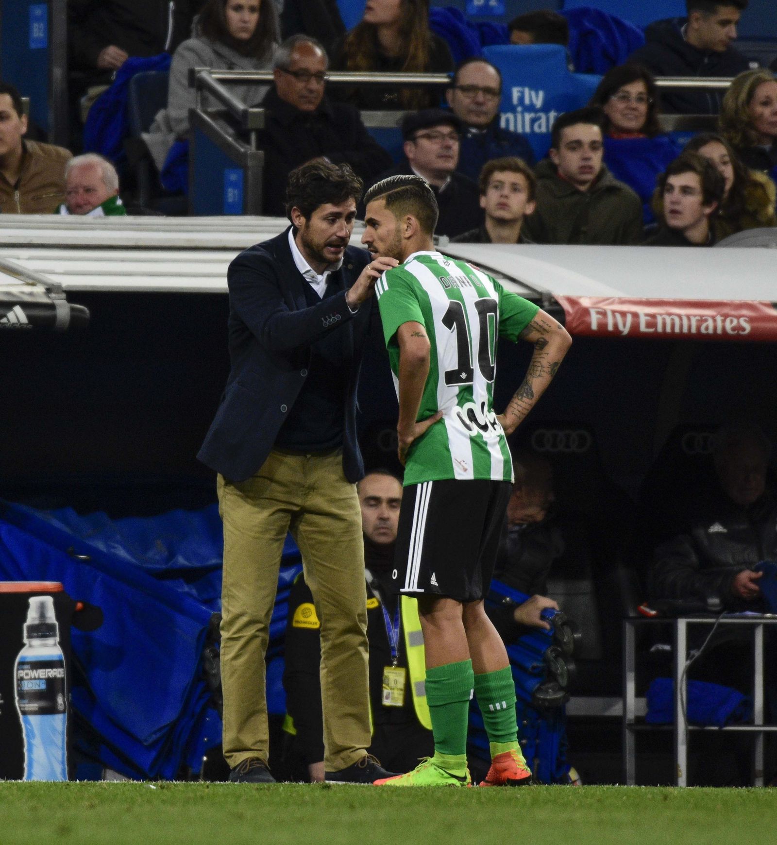 Víctor Sánchez del Amo dialoga con Dani Ceballos en el Bernabéu.