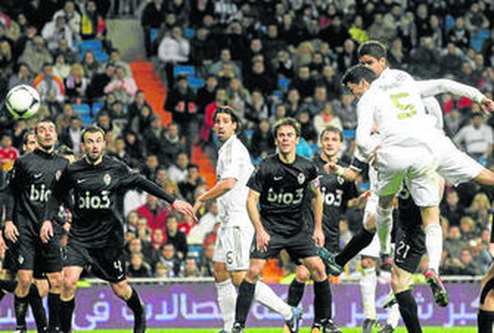 Sahin remata de cabeza para lograr el segundo gol madridista.