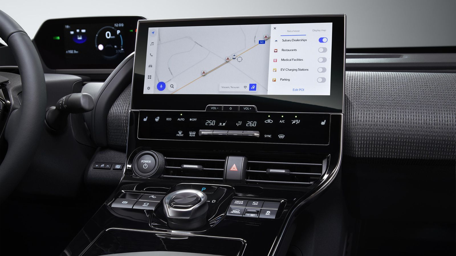 La pantalla se integra en un mismo módulo con los mandos de la climatización y salidas de aire que tiene continuidad hacia la consola central.
