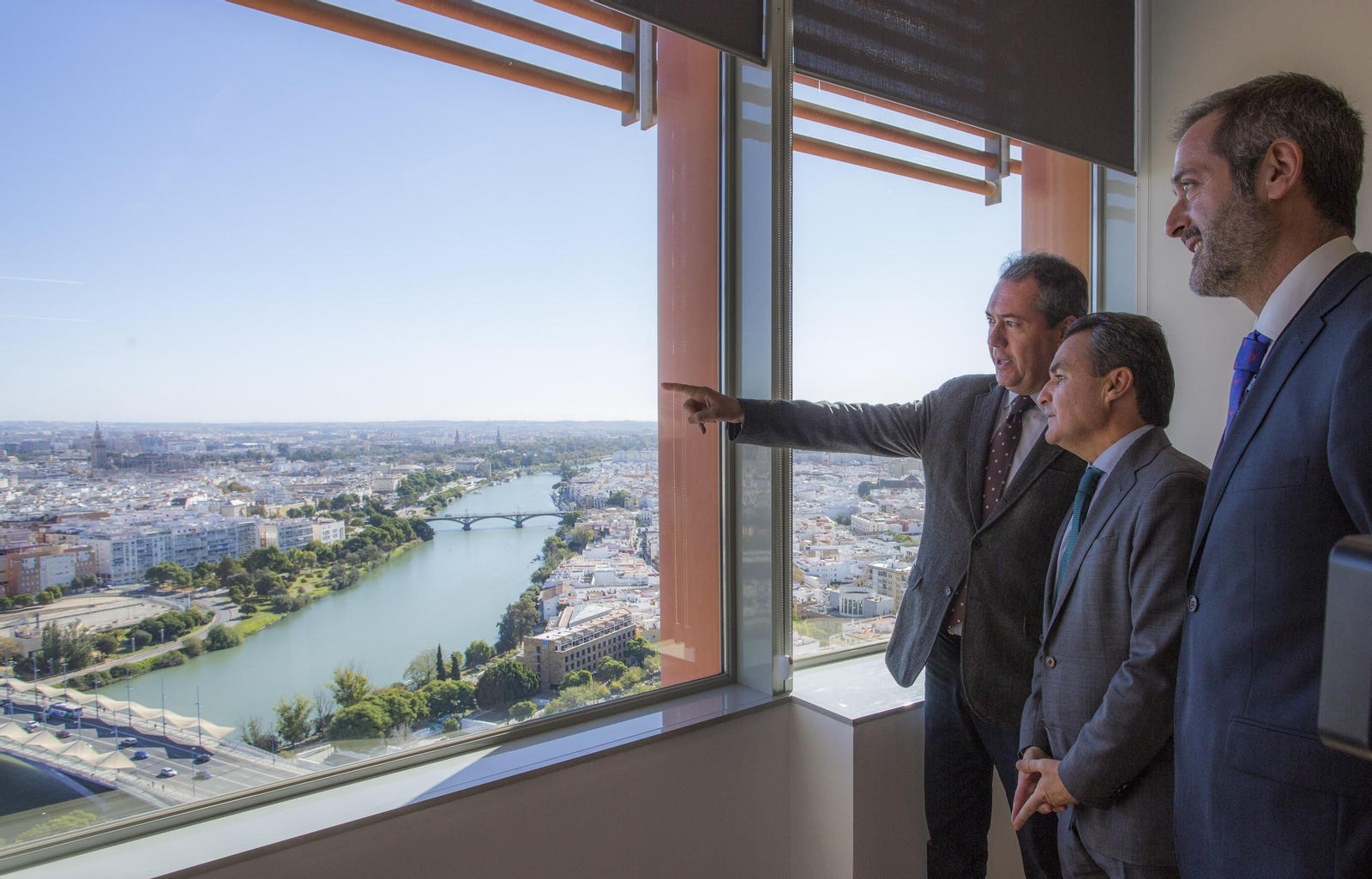 Visita del alcalde a la Torre Sevilla