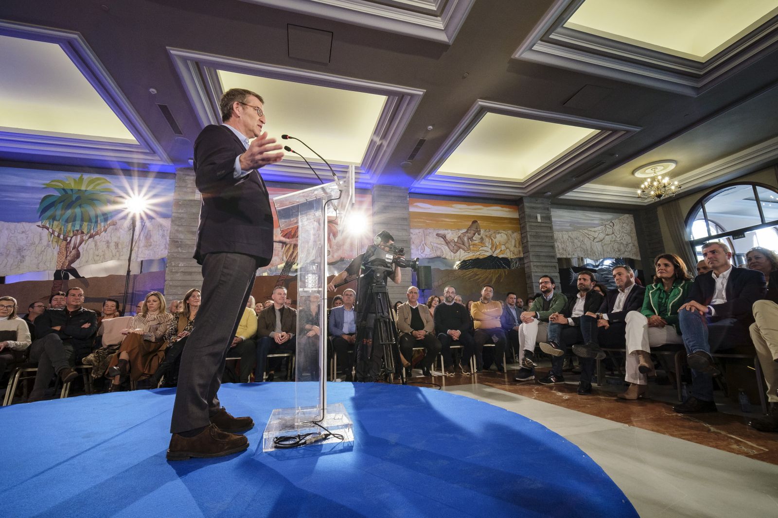 El líder del PP, Alberto Núñez Feijóo, durante un acto de precampaña en Las Palmas de Gran Canaria.