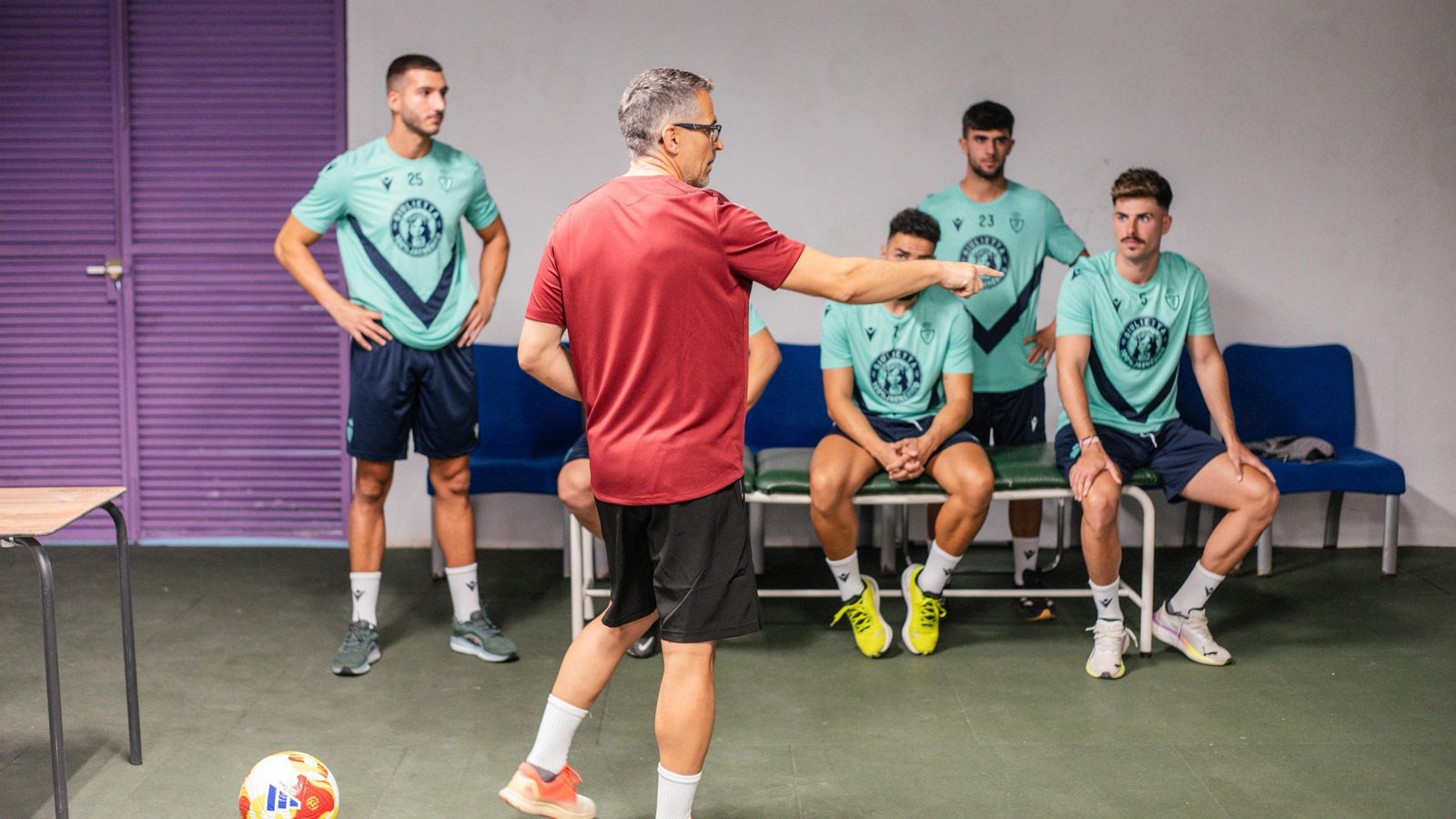 Rafa Castillo da indicaciones a varios jugadores del Real Jaén.