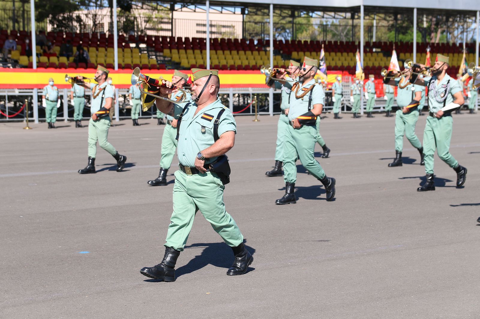 Fotogalería de la ministra de Defensa, Margarita Robles, a La Legión