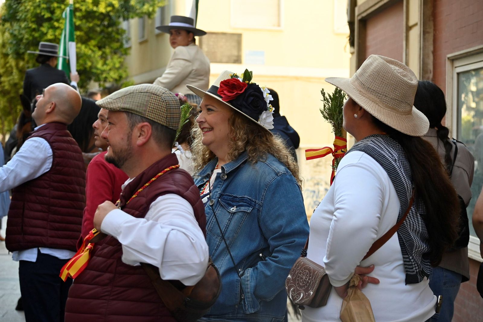 Imágenes de los peregrinos de la Hermandad de Emigrantes en su salida por las calles de Huelva