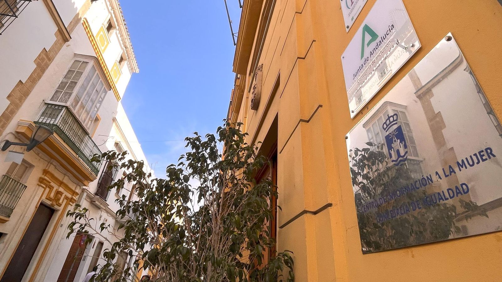La entrada al área de Bienestar Social, en la calle Nevería de El Puerto.